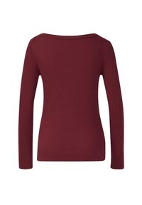 Bordowy top z długim rękawem o prążkowanej fakturze i szerokim dekolcie. Tylna część ma prosty, dopasowany krój bez zdobień.