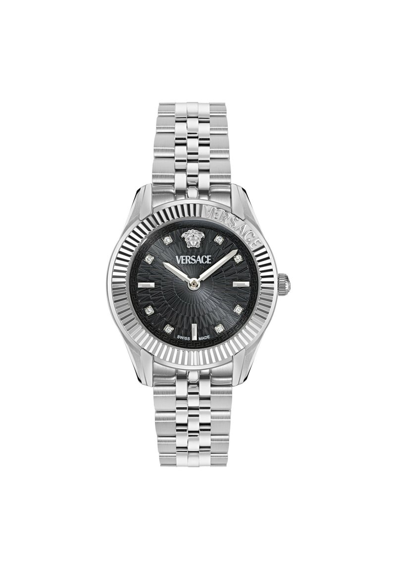 Srebrny zegarek ze stali nierdzewnej z czarną wzorzystą tarczą, diamentowymi znacznikami godzin i teksturowaną lunetą. Logo Versace wygrawerowane po boku.