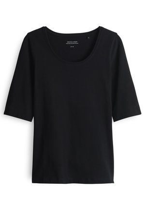 Czarna koszulka z krótkim rękawem i dekoltem typu woda, wykonana z gładkiej tkaniny, wyłożona płasko na białym tle.