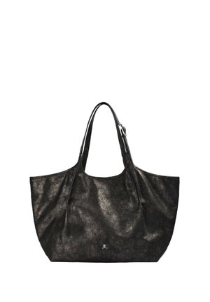 Bolso tote de cuero negro con dos correas para el hombro y un pequeño logo de calavera cerca del centro inferior.