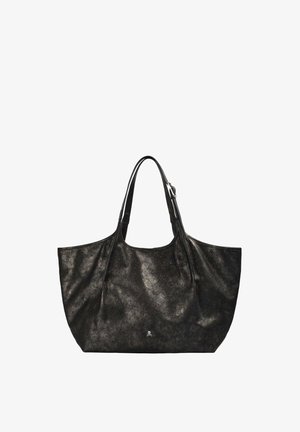 Bolso tote de cuero negro con dos correas para el hombro y un pequeño logo de calavera cerca del centro inferior.