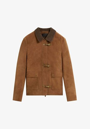 Chaqueta de ante marrón con cuello de pana marrón, cierres de toggle, dos bolsillos frontales y un diseño minimalista.