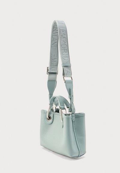 Φωτεινή γαλάζια δερμάτινη τσάντα ώμου με δύο κοντά χερούλια και φαρδιά ρυθμιζόμενη τιράντα με ανάγλυφη την επιγραφή "EMPORIO ARMANI".