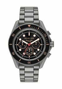Reloj de acero inoxidable plateado con un dial negro, acentos naranjas y una función de cronógrafo. Marcado con índices de minutos y una función de fecha.