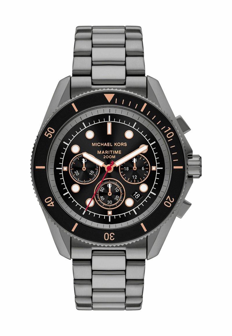 Reloj de acero inoxidable plateado con un dial negro, acentos naranjas y una función de cronógrafo. Marcado con índices de minutos y una función de fecha.