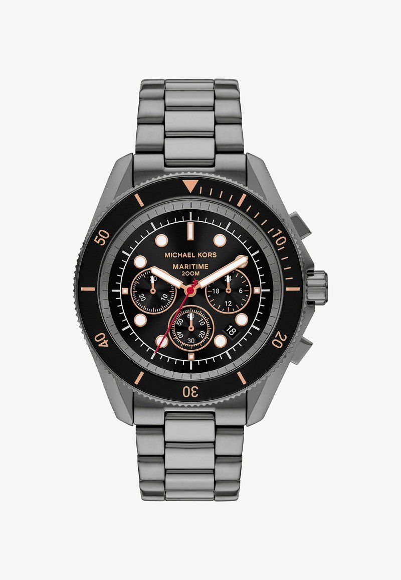 Reloj de acero inoxidable plateado con un dial negro, acentos naranjas y una función de cronógrafo. Marcado con índices de minutos y una función de fecha.