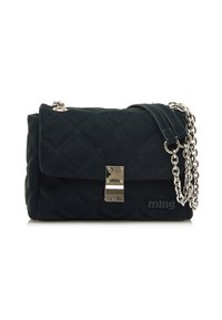 Bolso de mano acolchado negro con una correa de cadena, herrajes plateados y un cierre frontal. El material parece suave con una textura lisa y un detalle de logo.