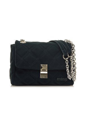 Schwarze gesteppte Handtasche mit einer Kettenriemen, silbernen Accesoires und einem Verschluss auf der Vorderseite. Das Material wirkt weich mit einer glatten Textur und einem Logodetail.
