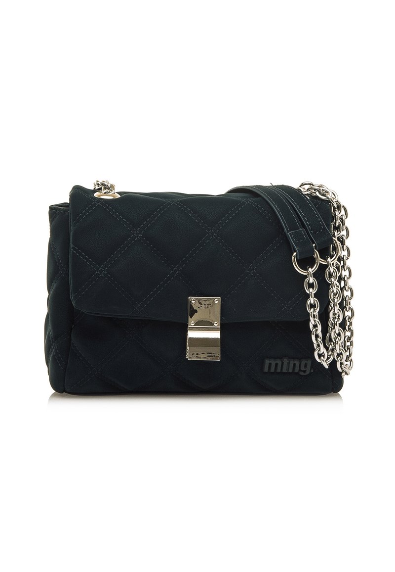 Bolso de mano acolchado negro con una correa de cadena, herrajes plateados y un cierre frontal. El material parece suave con una textura lisa y un detalle de logo.