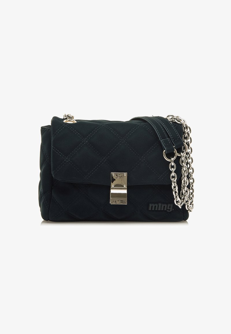 Bolso de mano acolchado negro con una correa de cadena, herrajes plateados y un cierre frontal. El material parece suave con una textura lisa y un detalle de logo.