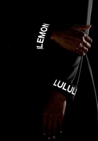 Juoda sportinė apranga su baltais atspindinčiais užrašais "LEMON" ir "LULULEMON" ant rankogalių. Savybės: aptemptas fitas, lygus paviršius ir minimalistiškas dizainas.