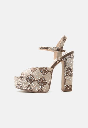 Magas sarkú platform szandál bokapánttal, bézs kockás szövetből, kis irizáló gyöngyökkel és gyöngyökkel díszítve.