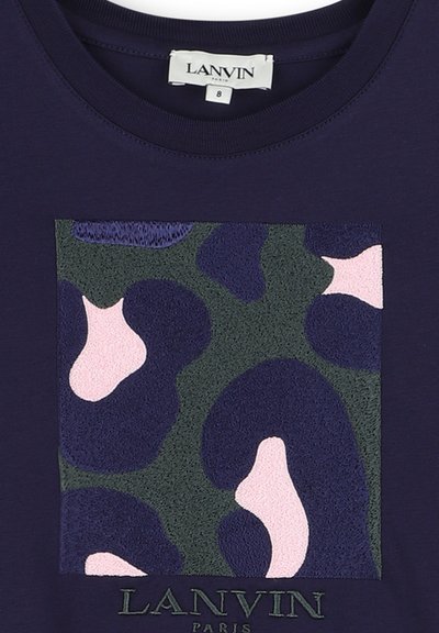 Marineblauw shirt met een vierkant multicolor abstract patroon in donkergroen, marineblauw en lichtroze, met het Lanvin Paris-logo onder het patroon.