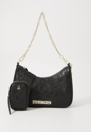 Sac à main en cuir noir avec un motif de logo texturé, quincaillerie dorée et pochette à pièces détachable avec fermeture éclair. Sangle à chaîne réglable incluse.