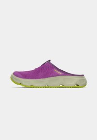 Μωβ δίχτυ αθλητικό παπούτσι τύπου slip-on με υφασμάτινη υφή στο πάνω μέρος, ελαφριά σόλα ανοιχτού χρώματος και φωτεινή πράσινη εξωτερική σόλα. Διαθέτει μικρό πίσω ταμπ για εύκολη εφαρμογή.