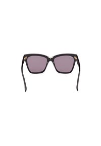 Gafas de sol de plástico negro con forma cuadrada, lentes gris-púrpura, detalles dorados en la montura y patillas elegantes y curvadas.