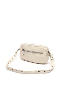 Borsa a tracolla in pelle crema con superficie texturizzata, tasca frontale con zip e tracolla perforata. Forma rettangolare compatta con hardware in argento.