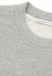 Szara podkoszulka z ribbowanym okrągłym dekoltem i teksturowanym wykończeniem wewnętrznym. Metka z napisem "ELEMENTY." Gładka i miękka tekstura materiału.