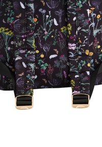 Crni platneni ruksak s cvjetnim uzorkom koji prikazuje zelene listove, žute i ljubičaste cvjetove te naglaske leptira. Zlatna hardver na trakama.