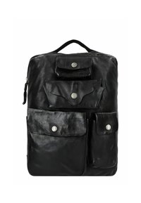 Zaino in pelle nera con molteplici tasche frontali. Texture liscia, bottoni a pressione argentati e una maniglia superiore per il trasporto. Forma rettangolare.