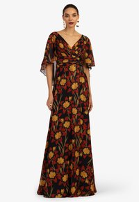 Maxi-Kleid aus schwarzem Stoff mit einem gelb-roten Blumenmuster. Kurze Flatterärmel und ein V-Ausschnitt mit einem taillierten Oberteil.