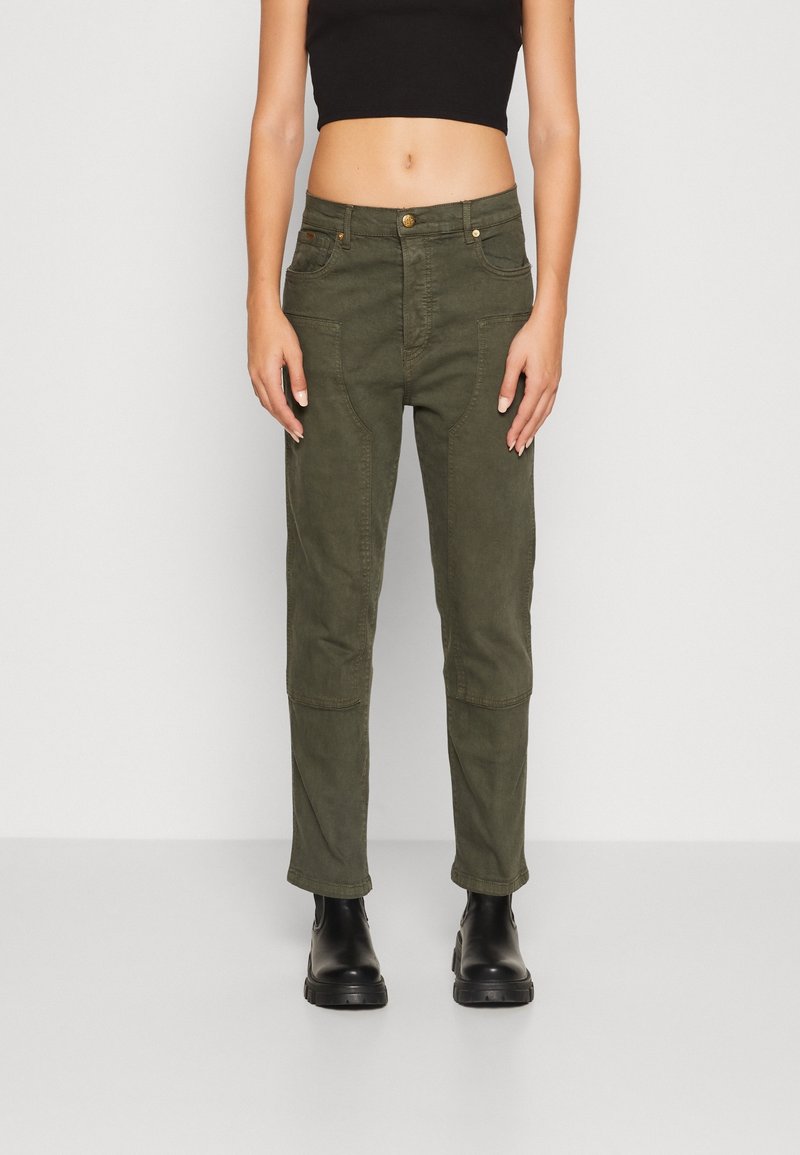 Pantalons cargo vert olive avec deux poches avant, taille mi-haute et jambe légèrement fuselée. Fabriqués en tissu léger.