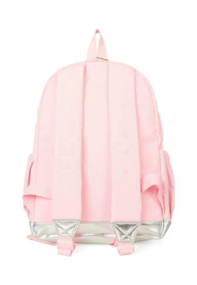 Sac à dos en tissu rose avec une surface matelassée, comportant le texte en relief "KENZO" et "PARIS", des accents métalliques argentés en bas et des bretelles ajustables.