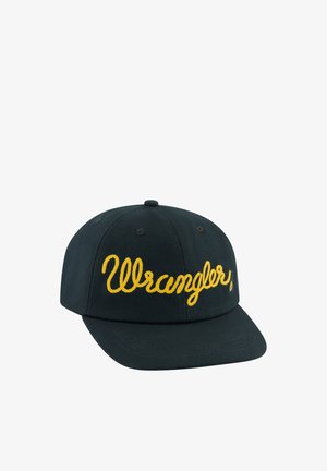Schwarze Baseballkappe mit gelbem, kursiv gesticktem "Wrangler"-Logo auf dem vorderen Panel und gebogenem Schirm.