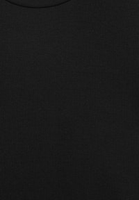 Tessuto a maglia a coste nera, con una texture liscia e un design aderente. Collo rotondo senza pattern o dettagli visibili.