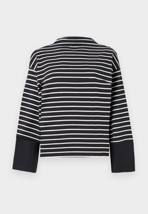 Pruhovaný černobílý top s dlouhým rukávem a kulatým výstřihem, s širokými rukávy, s kratším střihem a měkkou texturovanou tkaninou.