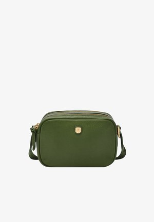 Groene leren crossbodytas met twee gouden ritsen, verstelbare band en klein gouden schildembleem aan de voorkant in het midden.
