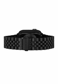 Montre noire avec un bracelet épais en céramique tissée et un boîtier carré. Le fermoir est marqué "Michael Kors". Fini lisse et poli sur l'ensemble.