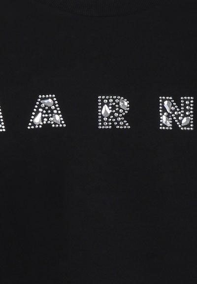 Felpa nera con lettering in strass argento che scrive "A R N", con decorazioni di forme e dimensioni variabili.