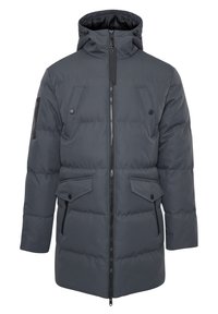 Grå puffjacka med blixtlås framtill, huva och flera fickor. Har en quiltad textur och svarta metalldetaljer.