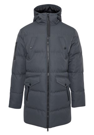 Abrigo acolchado gris con cierre frontal, capucha y múltiples bolsillos. Presenta una textura acolchada y accesorios de hardware en negro.