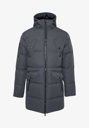 Abrigo acolchado gris con cierre frontal, capucha y múltiples bolsillos. Presenta una textura acolchada y accesorios de hardware en negro.