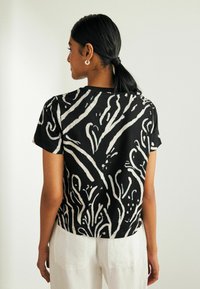 Next SHORT SLEEVE CREW NECK   REGULAR FIT - Trükipildiga T-särk - black white abstract print