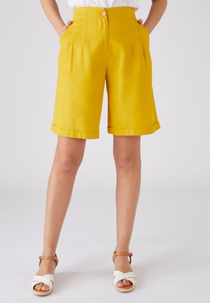 Damart BERMUDA À PINCES - Shorts - moutarde