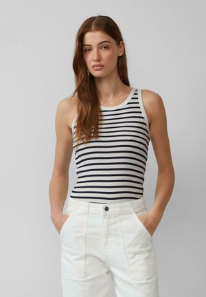 Gestreiftes Tanktop mit navyblauen und weißen horizontalen Streifen, gerippter Textur, runder Ausschnitt, kombiniert mit hochgeschnittenen weißen Hosen mit Taschen.