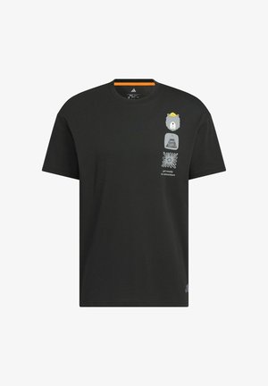 Crna pamučna majica s šarenim grafičkim dizajnom koji uključuje medvjeda, planinu i cvijet s tekstom, okrugli izrez i kratke rukave.