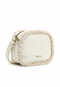 Borsa in pelle sintetica bianca con bordo in pelo crema testurizzato. Caratterizzata da una chiusura con zip, una placca con logo color oro e una tracolla rimovibile.