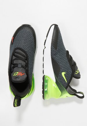 Par sorte og grå Nike Air Max 270 sneakers med neongrøn luftdæmpningssål, neongrøn Nike swoosh og farverig "Air270" branding.