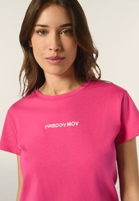 Freddy GIROCOLLO  - Camiseta estampada - beetroot purple