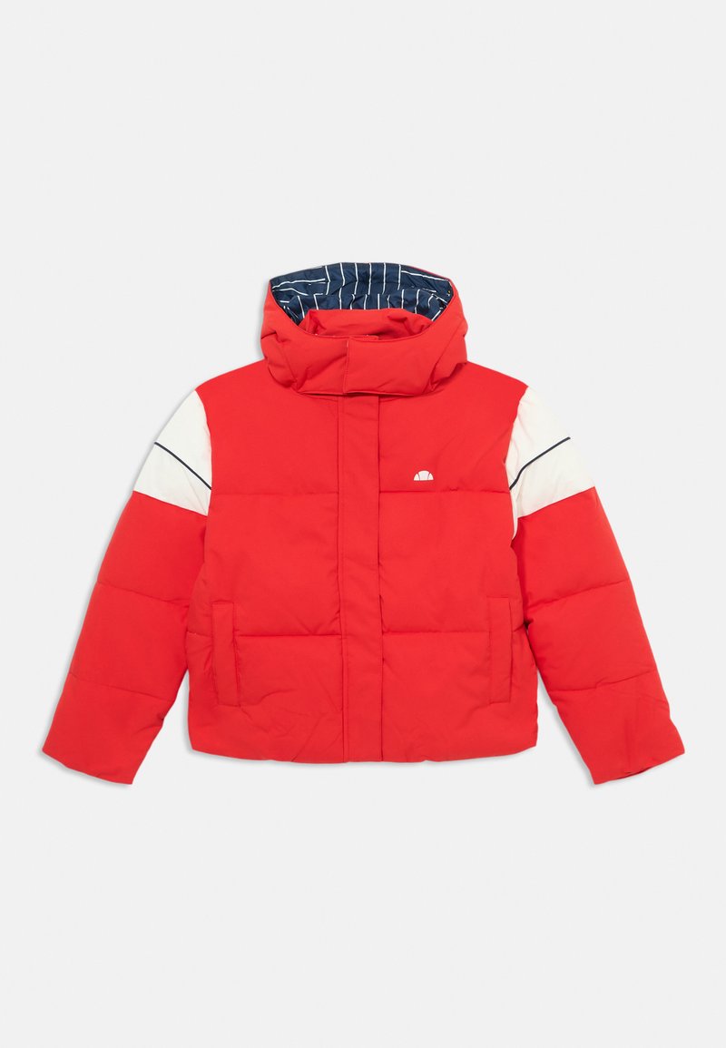 Raudona pūkinė striukė su aukštu apykakliu, baltiems apvalkalams ant pečių ir tamsiai mėlynam dryžuotam pamušalui. Yra priekinės kišenės ir užtrauktukas.