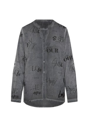 Graues Langarm-Hemd mit Knöpfen, auf dem schwarze handschriftliche und gedruckte Wörter wie "Liebe", "Amour" und "Je t'aime" über den Stoff verteilt sind.