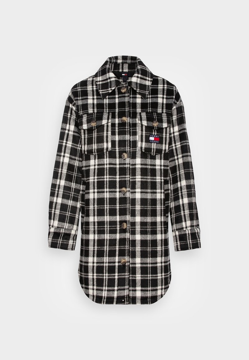 Černo-bílá kostkovaná flanelová košile s průhmatovým zapínáním, dvěma náprsními kapsami a malou nášivkou na levé kapse.