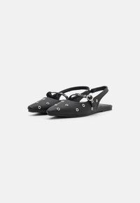 Crne slingback balerinke sličnog dizajna, šiljastog vrha i metalnim detaljima u obliku rupica duž gornjeg dijela. Glatka tekstura.