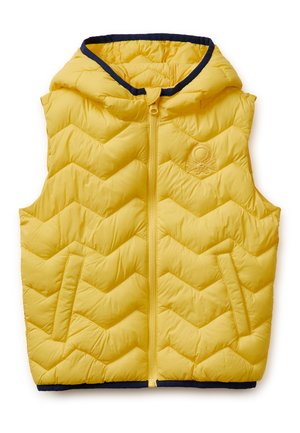 Žlutá prošívaná pánská vesta bez rukávů s kapucí, předním zipem, bočními kapsami a černým lemováním podél kapuce a lemu.