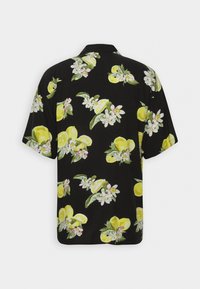 Chemise noire à manches courtes avec un motif de citron et de fleurs blanches, comportant des feuilles vertes dispersées sur le tissu.