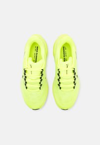 Nike juoksukengät, joissa on kirkkaan neon keltainen verkkopinta, mustat nauhat ja brändäys sisäpohjassa. Suunniteltu hengittävään mukavuuteen ja tukeen.